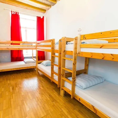 Albergue Old Town Alur *